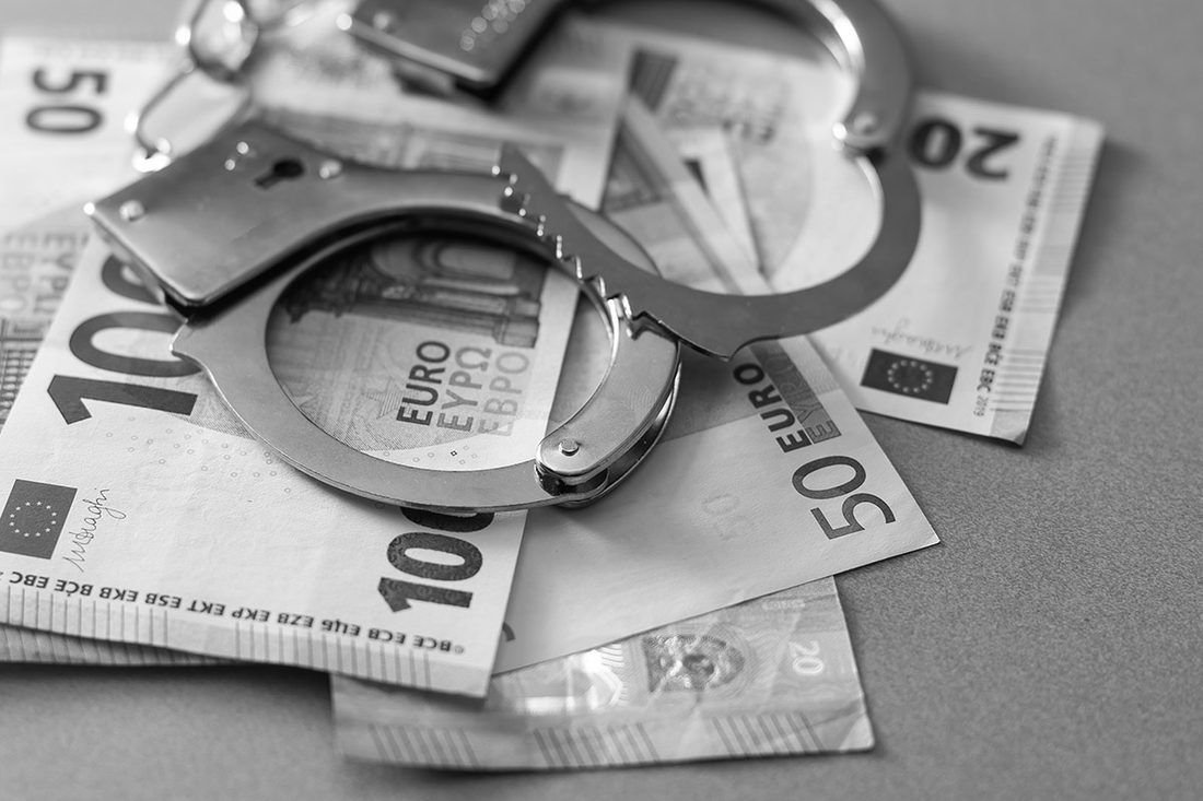 Blanqueo de capitales · billetes y esposas · defensa penal económica