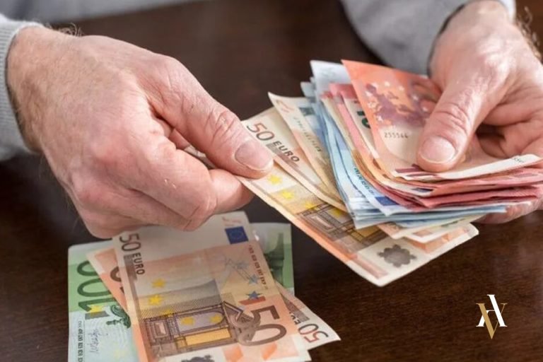 Una persona con billetes en la mano pènsandose cometer apropiacion indebida. ¿Buscas un abogado experto en delitos económicos?