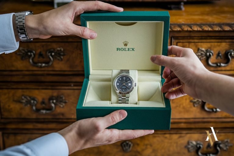 Un reloj de la marca rolex que es confiado a otra persona pero esta se queda con el cometiendo un delito de apropación indebida. Diferencia entre delito de estafa y apropiacion indebida