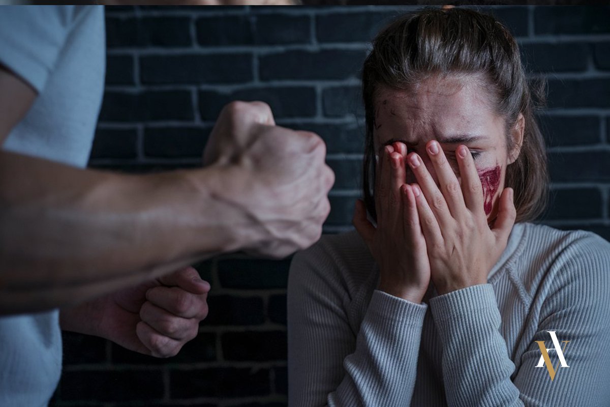 Un hombre aprieta su puño mientras su mujer tiene una lesión en la cara, lesiones en violencia de género y ambito familair