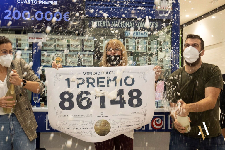 Ganadores del premio de loteria celebrandolo. Las personas que vendan su boleto de loteria podrian cometer un delito de blanqueo de capitales imprudente