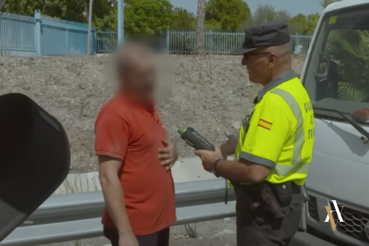 Guardia civil para en control de alcoholemia a un ciudadano. Para ganar un juicio por alcoholemia necesitas un abogado en delitos contra la seguridad vial