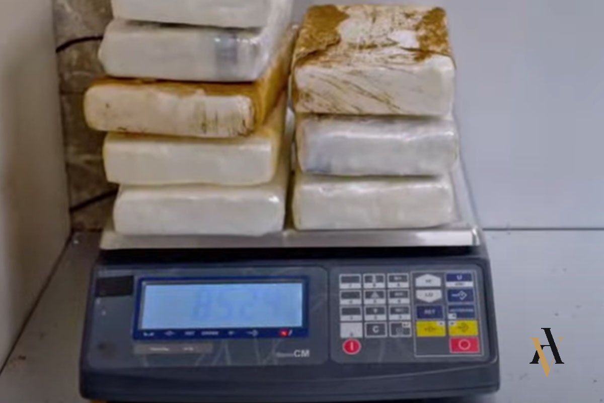 Balanza con 6 kilos de cocaina pesando sustancias estupefacientes tras una detención por trafico de droga en el aeropuerto la pena por trafico de drogas es de 3 a 6 años de prision