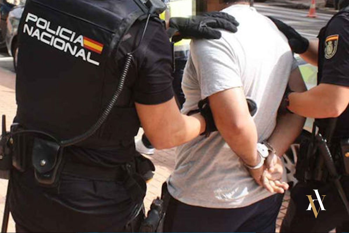 Agentes de la Policía Nacional arrestan a un sospechoso en la vía pública. La imagen refleja una intervención policial en el contexto de una operación contra el tráfico de droga