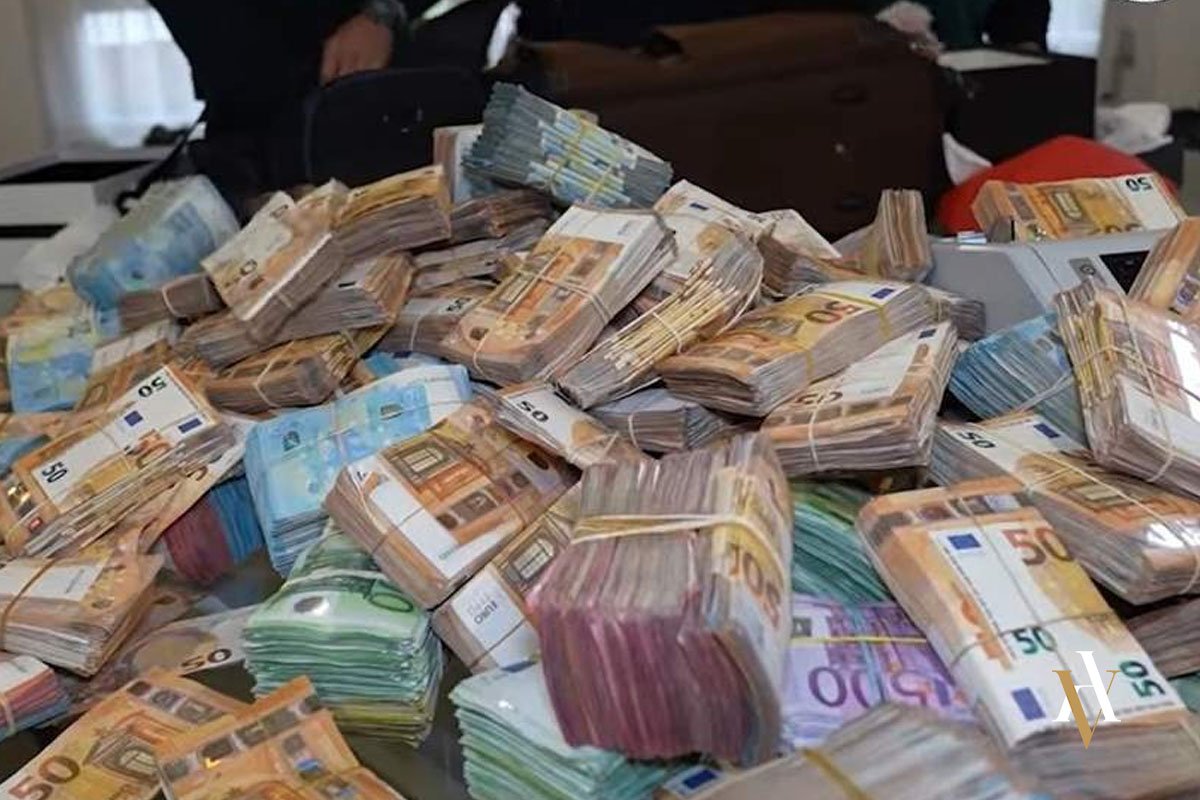Grandes fajos de billetes de euro incautados en una operación policial contra la continuidad delictiva en delitos de apropiación indebida.