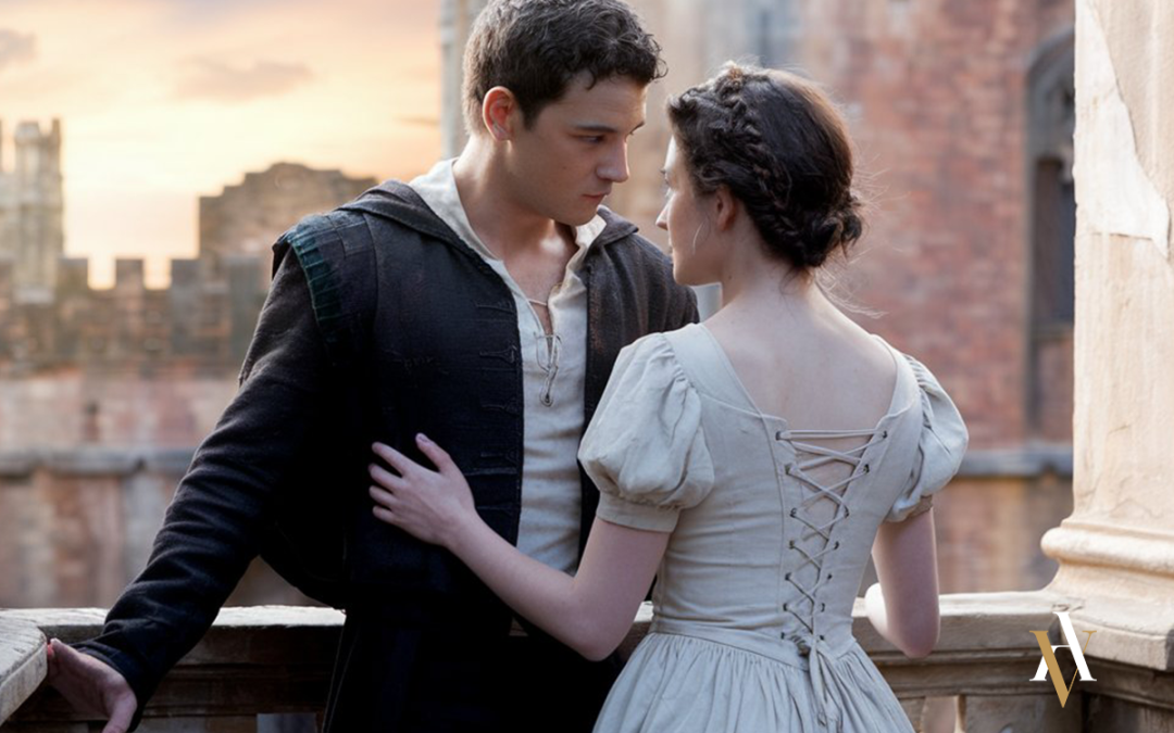 Escena inspirada en la clausula Romeo y Julieta, representando el concepto de la cláusula Romeo y Julieta en el derecho penal. Un joven y una menor con atuendos renacentistas se miran intensamente en un balcón adornado con rosas, evocando la problemática legal de las relaciones con diferencia de edad. Este tema es clave en la defensa penal de delitos sexuales por un abogado especializado