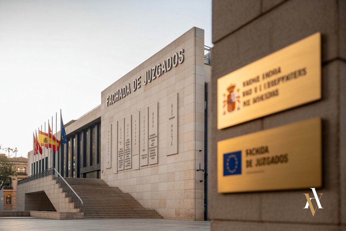 Fachada de juzgados en España; guía sobre qué condenas recoge actualmente el Código Penal para los delitos sexuales y penas por agresión sexual.