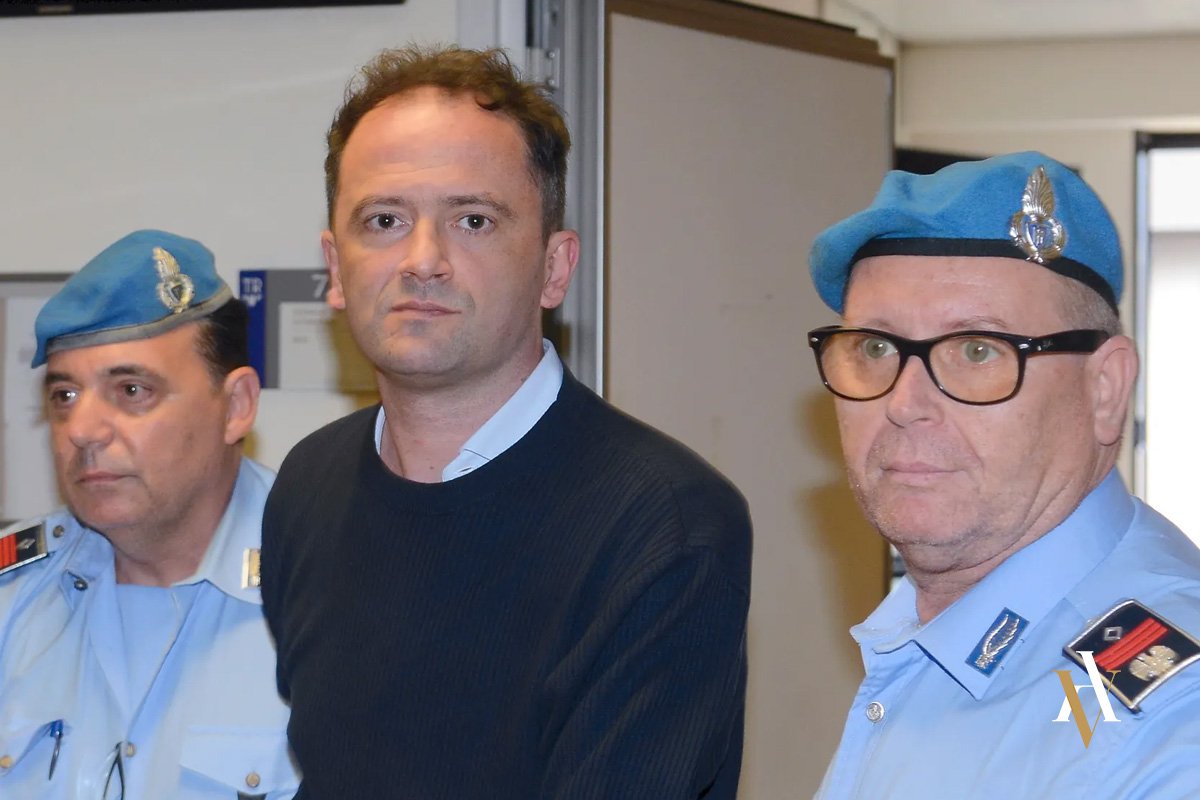 Alberto Genovese custodiado por agentes italianos tras ser detenido por delitos de agresión sexual y suministro de drogas en Terrazza Sentimento