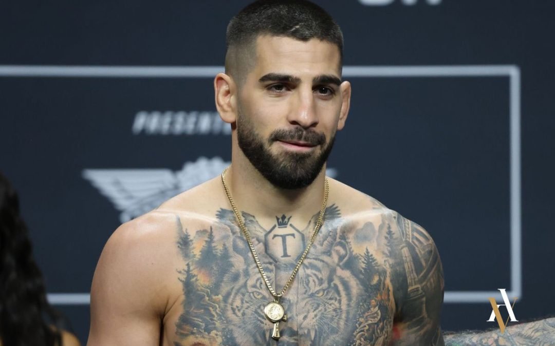 Ilia Topuria posando en un pesaje oficial de la UFC, con el torso descubierto y tatuajes visibles, antes de un combate profesional.