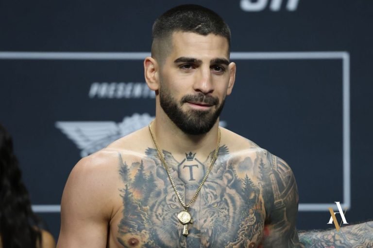 Ilia Topuria posando en un pesaje oficial de la UFC, con el torso descubierto y tatuajes visibles, antes de un combate profesional.