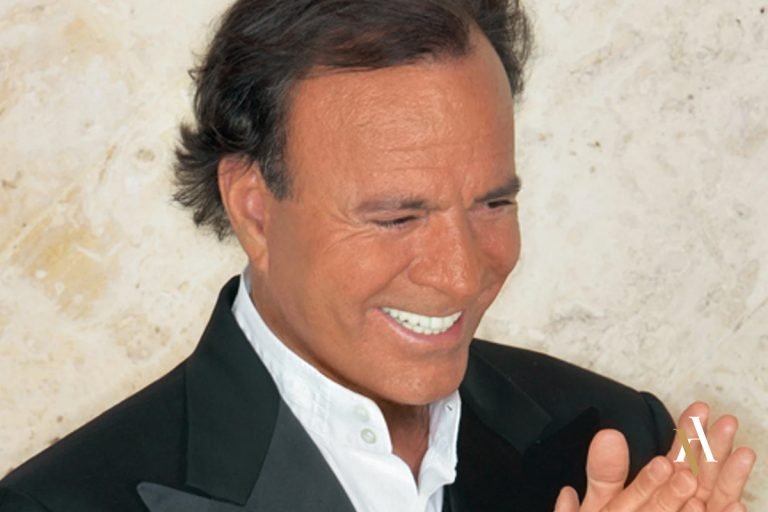 Cantante español sonriente en primer plano, imagen conceptual relacionada con un caso mediático y su impacto en la investigación penal internacional.