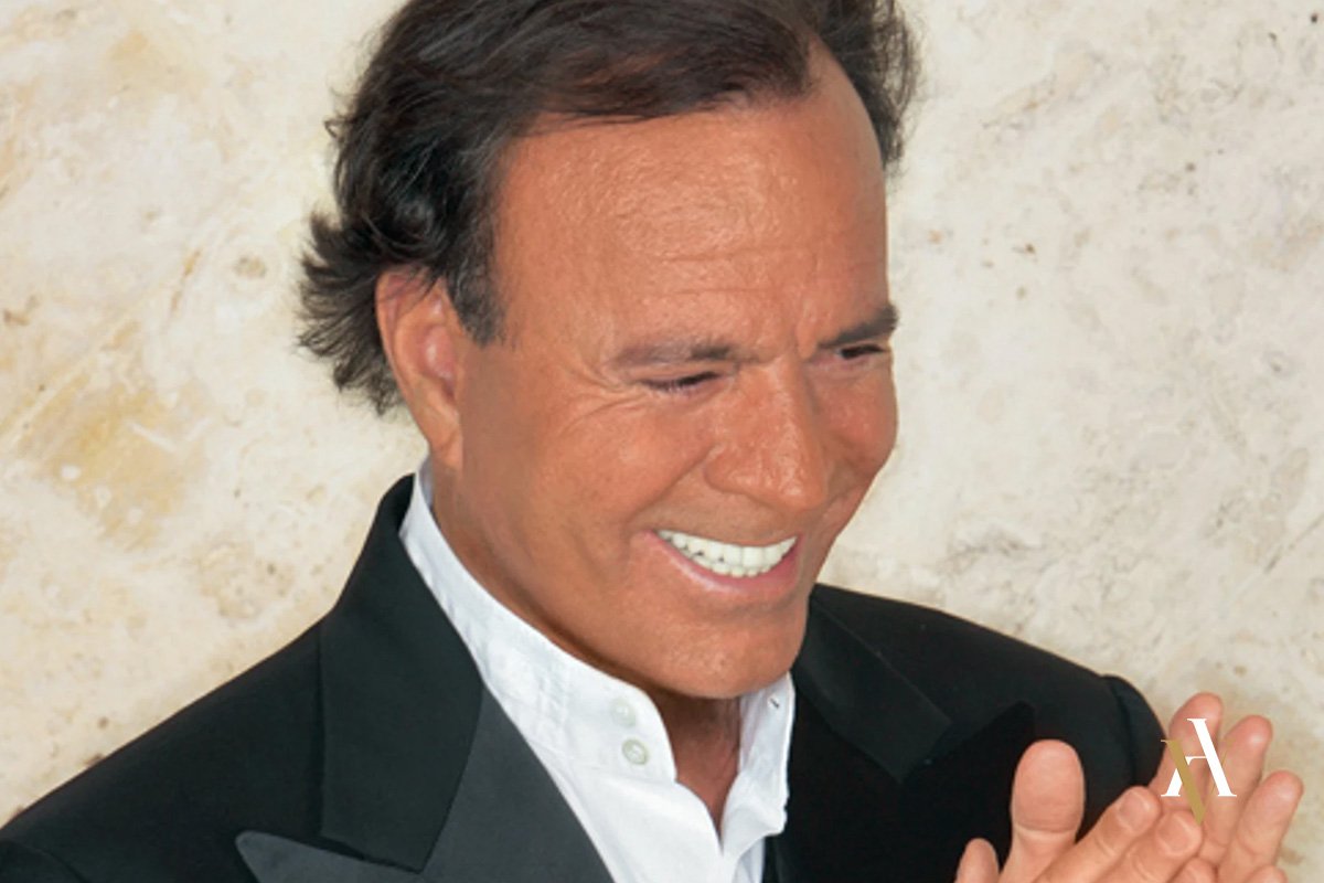 Cantante español sonriente en primer plano, imagen conceptual relacionada con un caso mediático y su impacto en la investigación penal internacional.
