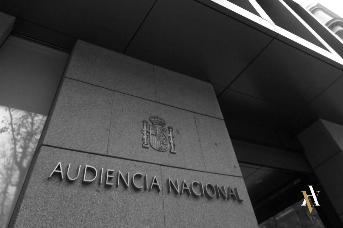 Fachada de la Audiencia Nacional en Madrid con el escudo de España, sede judicial clave en casos de competencia internacional y delitos cometidos en el extranjero.
