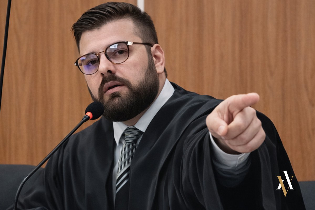 Abogado penalista interviniendo en un juicio en sala de vistas durante un procedimiento penal.