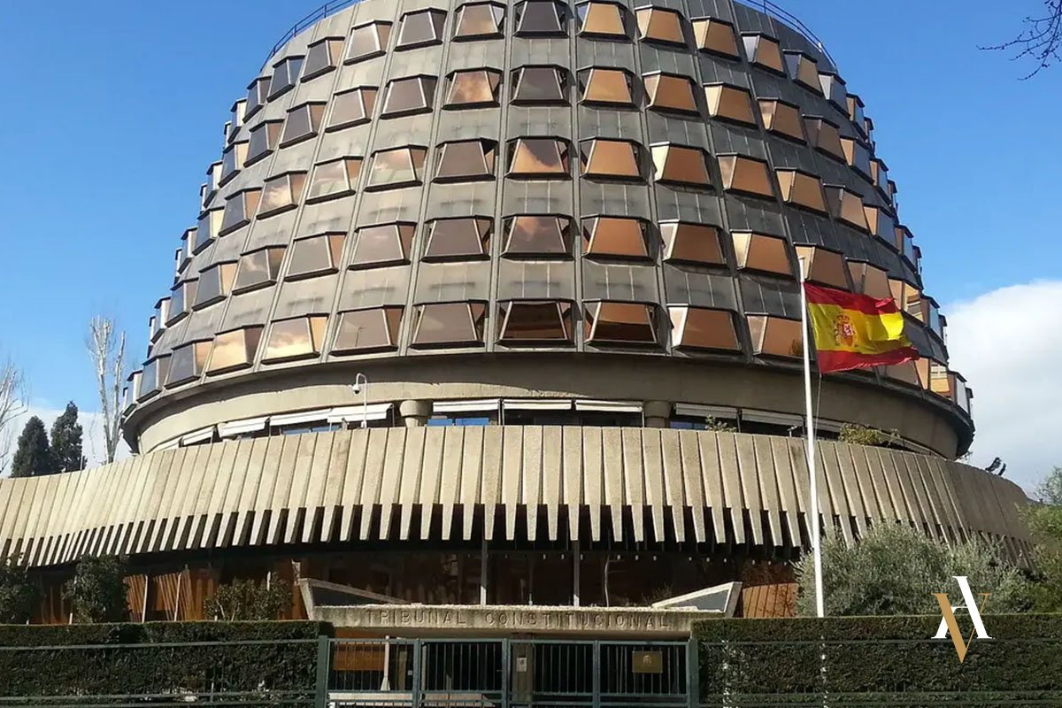 que incluso con secreto de sumario el investigado tiene derecho a conocer las pruebas esenciales que justifican su prisión provisional.
