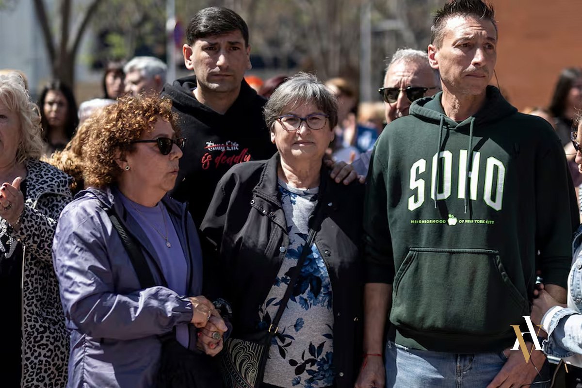 Concentración vecinos caso vecino homicidio barrio de Bon Paqui, en el centro, junto a sus hijos Iván y Javi, acompañada por vecinos en una concentración en Barcelona.