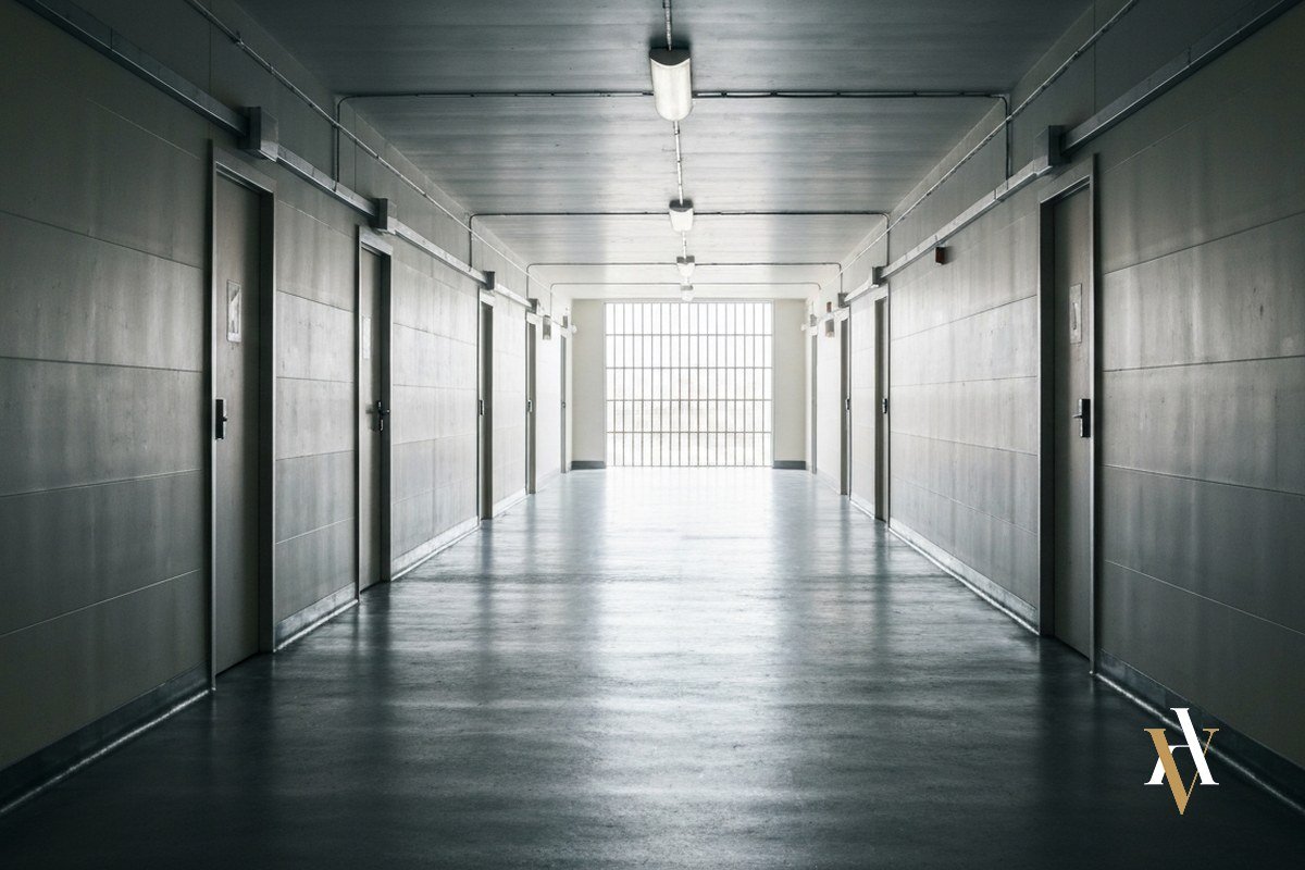 Pasillo de un centro penitenciario: la prisión provisional como medida cautelar más grave