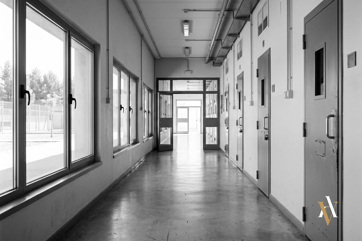 Pasillo de un módulo de un centro penitenciario español con puertas de celda a ambos lados